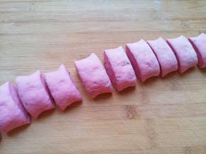 搓成长条分成小剂子。 