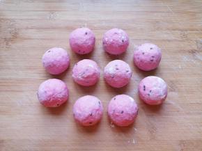 将小剂子揉光滚圆做成馒头。