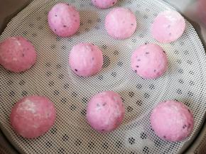 蒸锅内放水，篦子上铺上硅胶垫，放上做好的馒头生胚，盖上锅盖二次发酵10分钟左右，凉水上锅，上汽后大火蒸15分钟关火，焖5分钟左右出锅。 