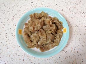 将肥牛卷焯水备用。