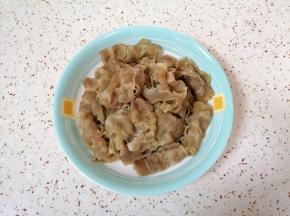 将肥牛卷焯水备用。