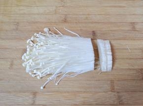 金针菇切去根部。