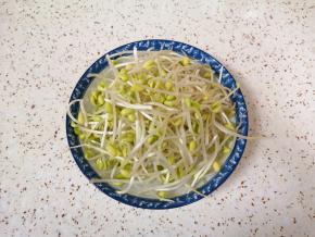 黄豆芽洗干净备用。