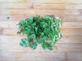 香菜洗干净切碎备用。