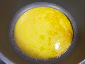 锅里加入金汤酸辣酱。