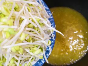 烧开以后下入黄豆芽。