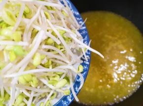 烧开以后下入黄豆芽。