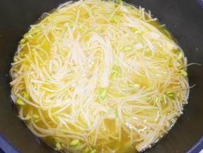 煮至金针菇变软。