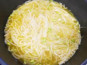 煮至金针菇变软。