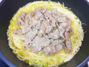 下入焯过水的肥牛卷。