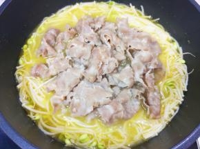 下入焯过水的肥牛卷。