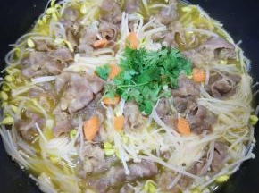 撒上香菜和胡萝卜碎。