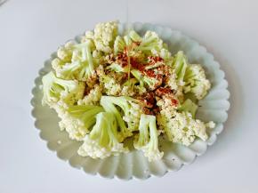 撒孜然粒与食用油。