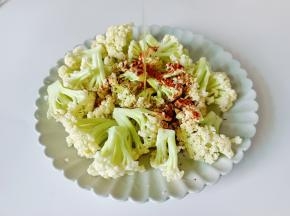 撒孜然粒与食用油。