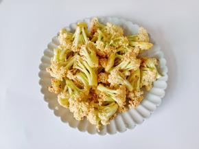 把花菜拌均匀。