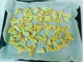 花菜码到烤盘上。