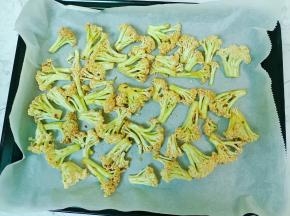 花菜码到烤盘上。