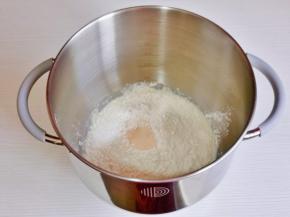 除黄油外的食材放入厨师机和面桶中。