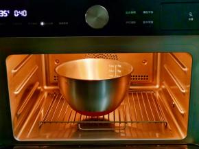 入蒸烤箱35度40分钟。（室温发酵也可以，一定要注意面团的湿度）