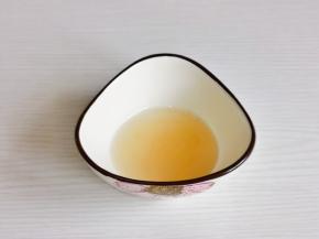 蜂蜜水：食材混合搅拌均匀。