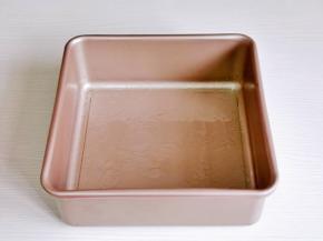 模具中刷上玉米油，喜欢特别脆的可以适当多加一些玉米油。