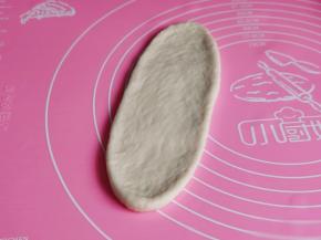 取一块面团，擀长舌状。