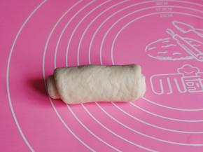 由上向下卷起来。