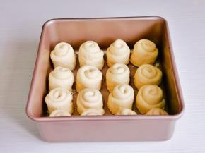 依次做好，摆入烤盘，进行二次发酵。