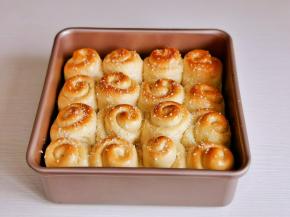 取出刷蜂蜜水，撒芝麻，椰蓉，再烤5分钟。