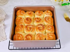 香味扑鼻而来的小面包出炉啦！