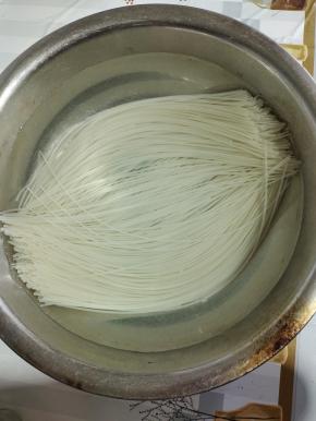 江西米粉提前用冷水浸泡半天，这样好煮一些！
