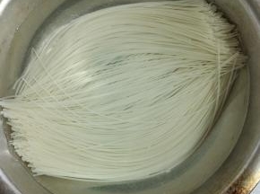 江西米粉提前用冷水浸泡半天，这样好煮一些！