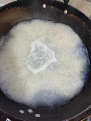 水开，放入米粉煮5分钟左右！（随时观察，煮至米粉能够掐断就可以了！不要煮的太烂！）