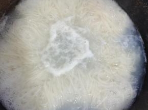 水开，放入米粉煮5分钟左右！（随时观察，煮至米粉能够掐断就可以了！不要煮的太烂！）