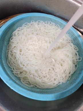 煮好的米粉捞出来，迅速过几遍凉水，让米粉防止粘连在一起，口感也更劲道！