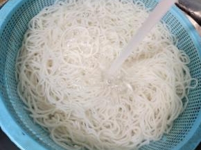 煮好的米粉捞出来，迅速过几遍凉水，让米粉防止粘连在一起，口感也更劲道！