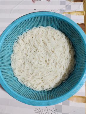 捞出沥干水分备用！（可以多做一些，放入冰箱冷藏保存，吃的时候稍微在开水锅里烫一下就可以吃了。用来当早餐特别方便！）