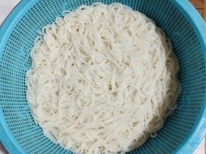 捞出沥干水分备用！（可以多做一些，放入冰箱冷藏保存，吃的时候稍微在开水锅里烫一下就可以吃了。用来当早餐特别方便！）