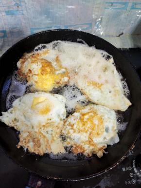 平底锅倒入适量的油，撒少许盐，放入鸡蛋，煎成两面金黄诱人的荷包蛋！