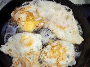 平底锅倒入适量的油，撒少许盐，放入鸡蛋，煎成两面金黄诱人的荷包蛋！