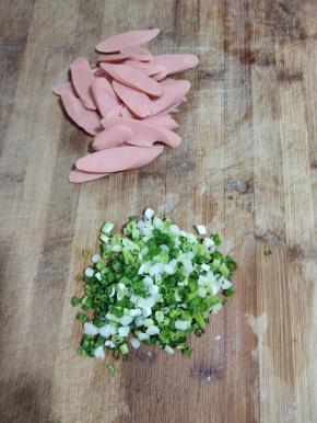 葱切成葱花，火腿肠切成片备用！