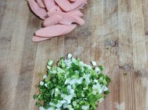 葱切成葱花，火腿肠切成片备用！