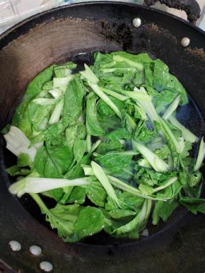 水烧开，放入一勺盐，少许油，放入小青菜焯水一分钟左右捞出沥干水分备用！