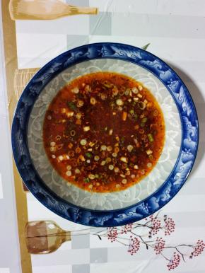 碗中放入两勺生抽，一勺香醋，一勺香油，少许盐，一勺鸡精，一勺蒜泥，一勺辣椒油，适量葱花，加入适量开水搅拌均匀调成汤汁儿！