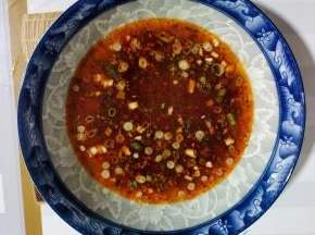 碗中放入两勺生抽，一勺香醋，一勺香油，少许盐，一勺鸡精，一勺蒜泥，一勺辣椒油，适量葱花，加入适量开水搅拌均匀调成汤汁儿！