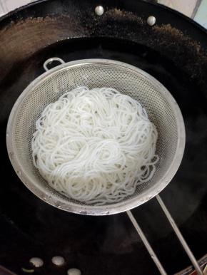 水开，放入米粉稍微烫10秒左右即可！捞出沥干水分！