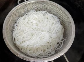 水开，放入米粉稍微烫10秒左右即可！捞出沥干水分！