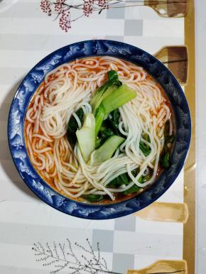 米粉放入碗中搅拌均匀！