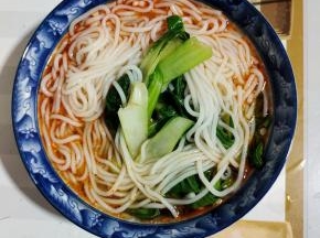 米粉放入碗中搅拌均匀！