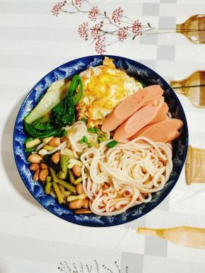 摆上煎好的荷包蛋，火腿肠，酸蒜苔花生，撒上适量的葱花即可开吃！